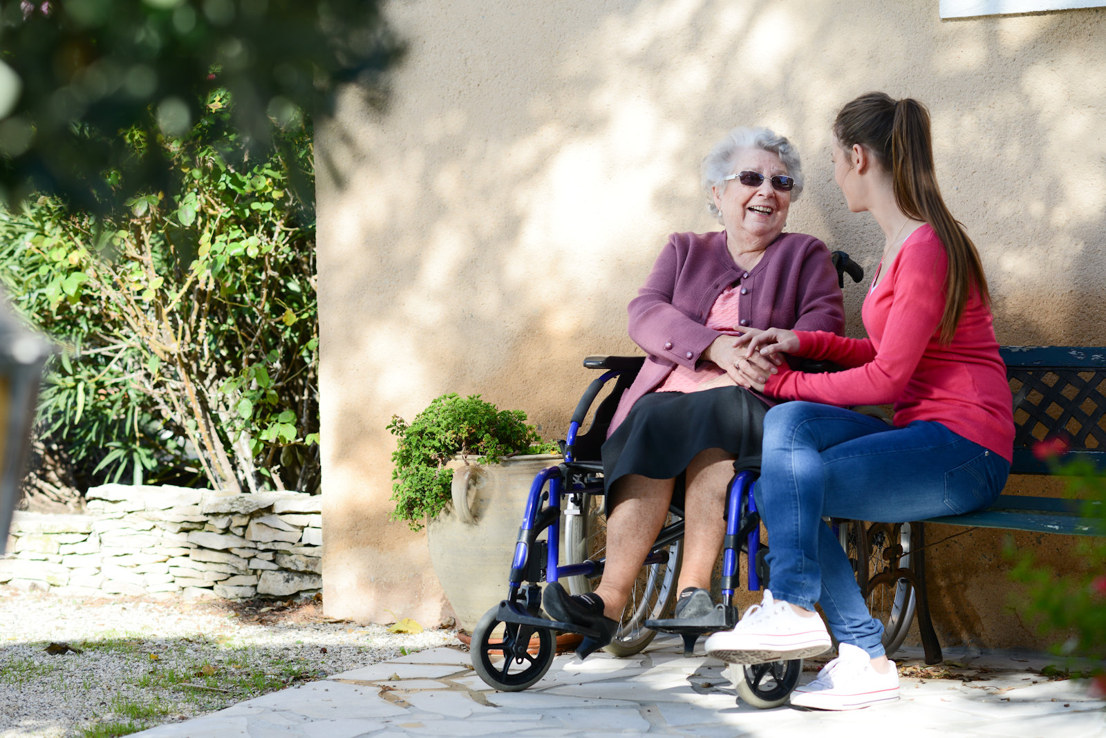 Επίσκεψη σε γηροκομείο για ηλικιωμένους με άνοια στην Αθήνα | Ηράκλειος οίκος ευγηρίας