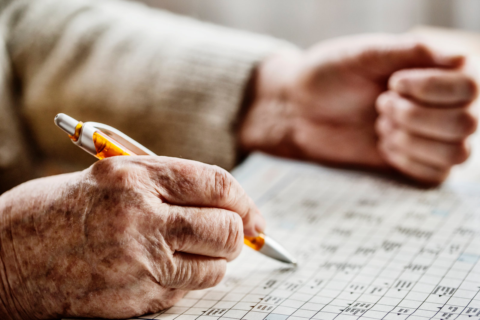 Ηλικιωμένος παίζει sudoku στο γηροκομείο | Ηράκλειος οίκος ευγηρίας