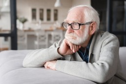 σκεπτικός ηλικιωμένος σε οίκο ευγηρίας | Ηράκλειος οίκος ευγηρίας