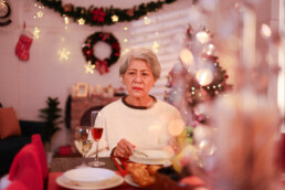 Μοναχική ηλικιωμένη στο Χριστουγεννιάτικο τραπέζι | Ηράκλειος οίκος ευγηρίας